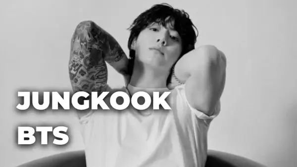 Jungkook z BTS, z tatuażami na ramieniu, w białej koszulce. Czy Jungkook z BTS ma dziewczynę?