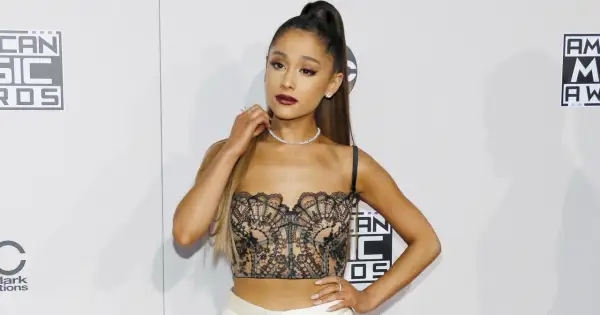 Ariana Grande na gali American Music Awards, mimo plotek o chorobie, prezentuje się zjawiskowo w koronkowej kreacji.