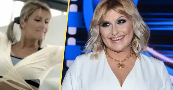Gwiazda z listą gwiazd, które straciły kontrakty reklamowe przez skandal, w białej kreacji i złotym naszyjniku.