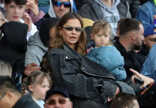 Popularna fit-mama Anna Lewandowska z córką na trybunach. Zastanawiasz się, dlaczego popularna fit-mama przestała pokazywać twarze swoich dzieci?