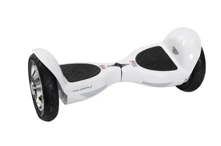 Biały hoverboard, taki jak te, jakie prezenty na komunię dostają dzieci najbogatszych influencerów.